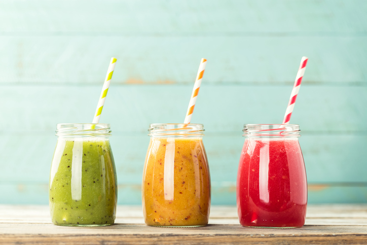 Τρία χρωματιστά καλαμάκια για smoothie φρούτων - πράσινο, κίτρινο και κόκκινο