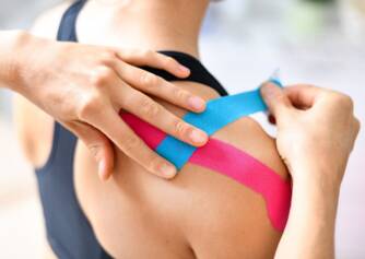 Kinesiotaping: taping με θεραπευτική ταινία. Ποια είναι τα θεραπευτικά αποτελέσματά της;